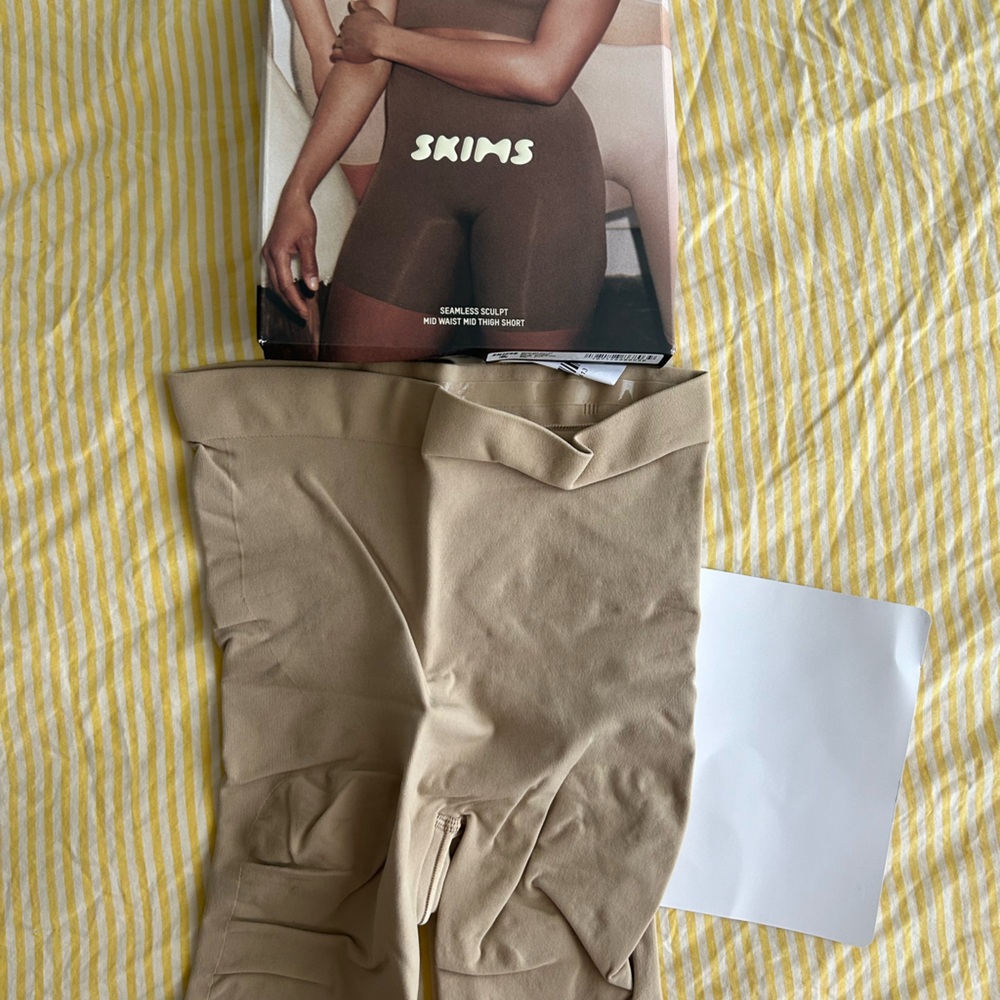 Skims seamless sculpt mid waist mid thigh short size L